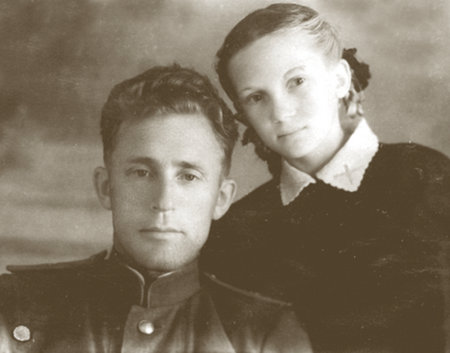С отцом Николаем Трофимовичем. Хабаровск, 1947